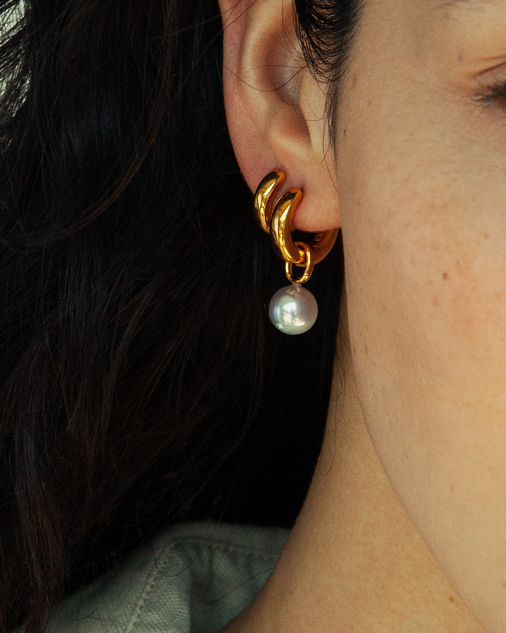 Mini Hoop Earrings & Blue Akoya Pearl Charm - MAPPERRI