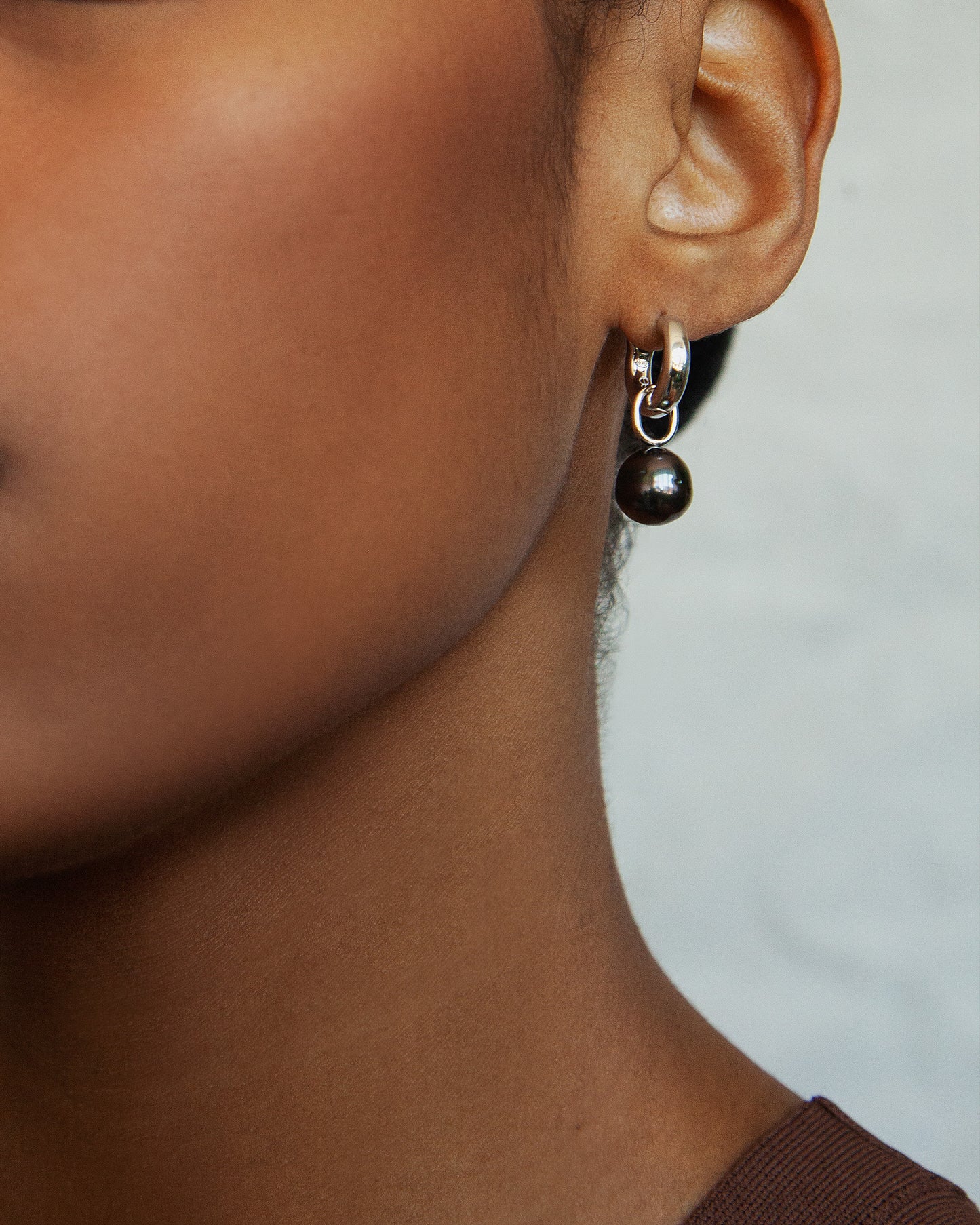 Mini Hoop Earrings & Tahitian Black Pearl Charm - MAPPERRI